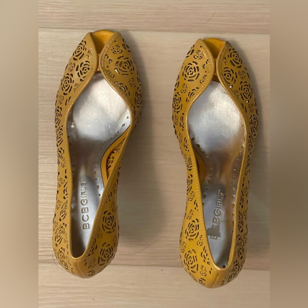 Open toed BCBG yellow pumps w/ clear floral print. Size 7/37